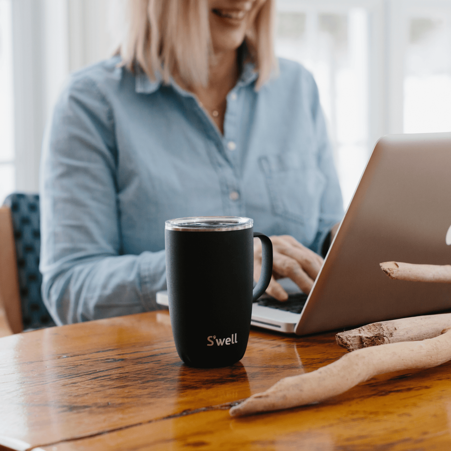 mug-16oz-u0 Swell-16oz-Mug-Onyx-Lifestyle-1.png