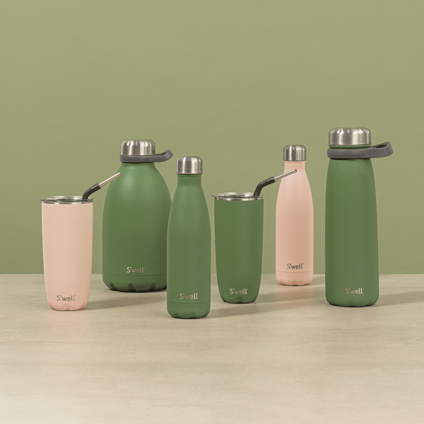 roamer-64oz-i8 Swell-64oz-GreenJasper-Roamer-Lifestyle.png