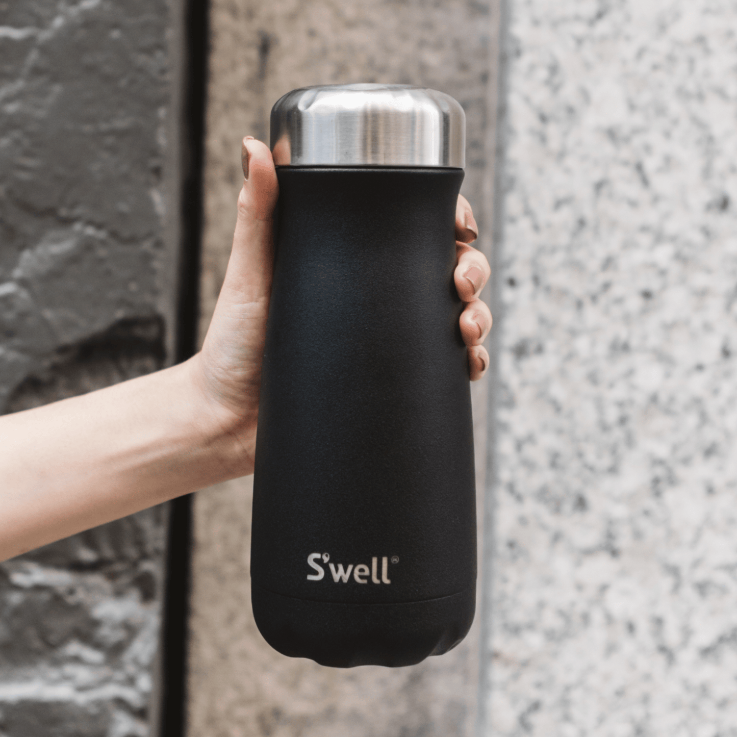 traveler-16oz-g9 Swell-Water-Bottle-Traveler-16oz-Black-Onyx-Lifestyle-1.png