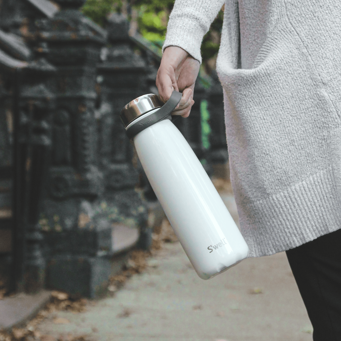 traveler-40oz-e4 Swell-Water-Bottle-Traveler-40oz-White-Angel-Food-Lifestyle-1.png