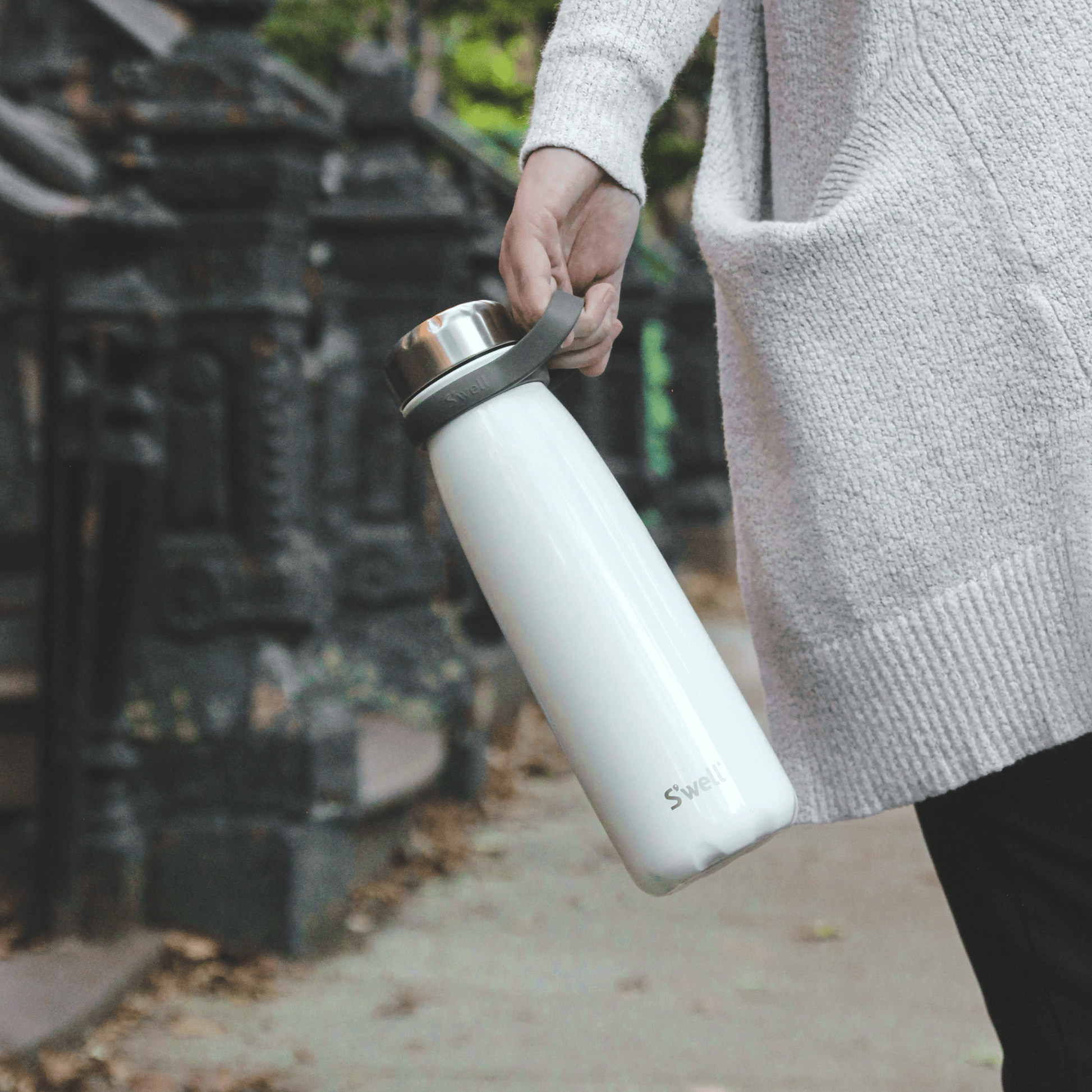 traveler-40oz-e4 Swell-Water-Bottle-Traveler-40oz-White-Angel-Food-Lifestyle-1.png